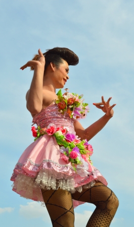 PAYAKKAPHUMPHISAI, MAHASARAKHAM - DECEMBER 14   Dancer performs Som Tam Lee La in proceed gracefully show at city hall plaza on December 14, 2013 in Payakkaphumphisai, Mahasarakham, Thailand のeditorial素材