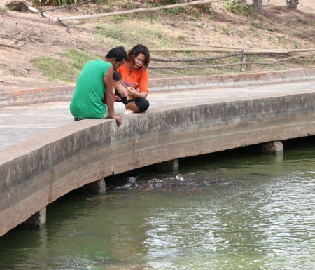 ROI-ET - DECEMBER 15   Tourists take a rest at Bung Palanchai city park on December 15, 2013 in Roi-Et, Thailand  のeditorial素材