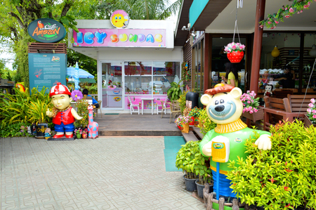 KORAT - July 25 : Cartoons decoration in front of Cafe Amazon and beverage shop at P.O.Oil on July 25, 2014 in Korat, Thailand. Itのeditorial素材