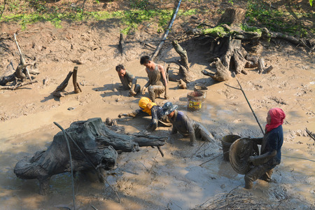 YANGSRISURAT - APRIL 4 : Villagers catch fishes in shallow pond in the dry season on April 4, 2015 in Yangsrisurat, Mahasarakham, Thailand.のeditorial素材