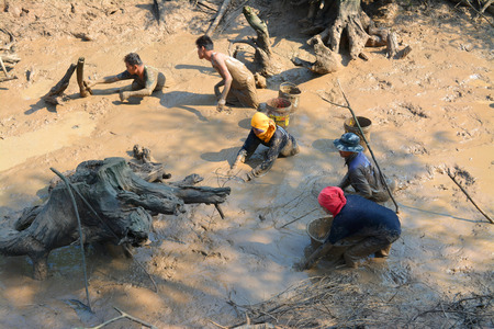 YANGSRISURAT - APRIL 4 : Villagers catch fishes in shallow pond in the dry season on April 4, 2015 in Yangsrisurat, Mahasarakham, Thailand.のeditorial素材