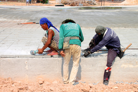 YANGSRISURAT, MAHASARAKHAM - APRIL 26 : Laborers work in construction site on April 26, 2016 in Yangsrisurat, Mahasarakham, Thailand.のeditorial素材