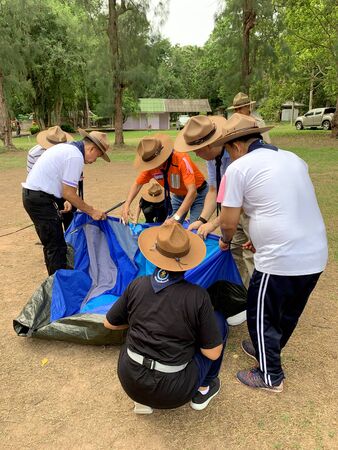 SRIRACHA, CHONBURI, THAILAND - JUNE 24, 2019 : Senior scout is enjoy teaching outdoor preparing and building tent at Vajiravudh scout camp on June 24, 2019 in Sriracha, Chonburi, Thailand.のeditorial素材