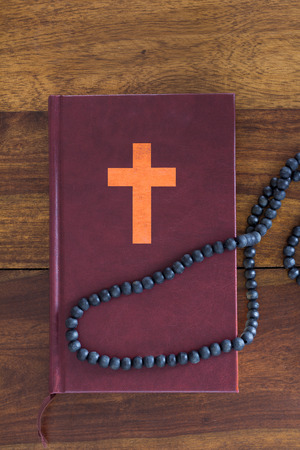 bible on wood tableの写真素材