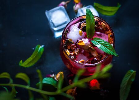 Close-up of homemade flower ice tea in a glass with fresh mint, on dark backgroundの写真素材
