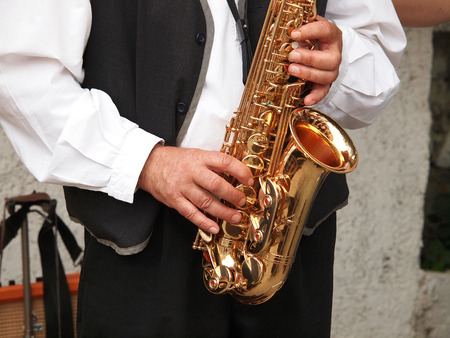 man in white shirt playing sax        の写真素材