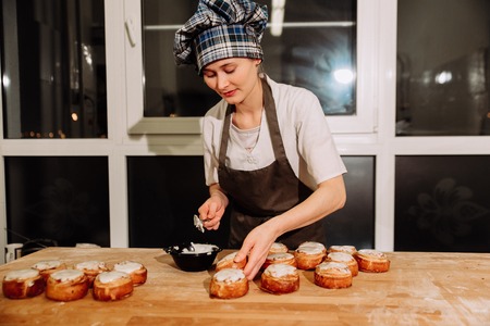 cinnamon rolls sprinkled with icing,pastry watering cinnamon bun glazeの写真素材