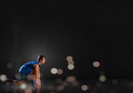 Young man athlete standing in start poseの写真素材