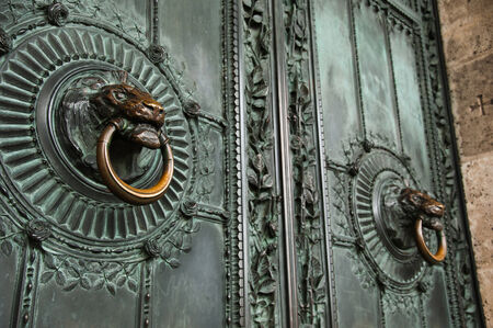 Door on sacre-coeur in Montmartreの写真素材