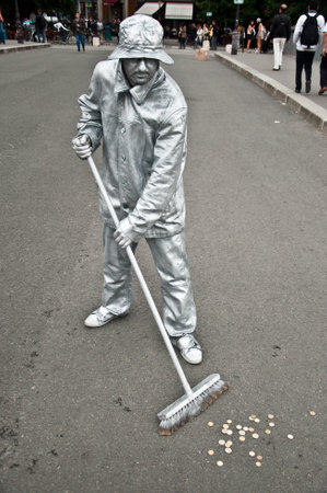 PARIS - France - 23 June 2013 - mime in the street of Parisのeditorial素材