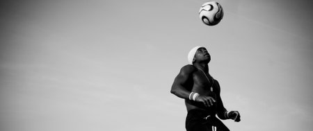 PARIS - france - 1 April 2012 - Iya Traore freestyler in Montmartre quarterのeditorial素材