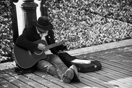 PARIS - France - 25 March 2013 - guitarist in Pont of Arts in Parisのeditorial素材