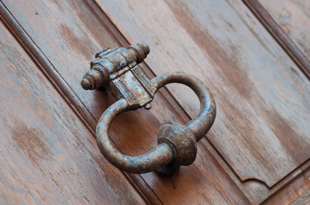 closeup of bronze handle on wooden doorの写真素材