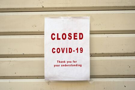 Closeup of information sign on the store front : Closed covid-19の写真素材