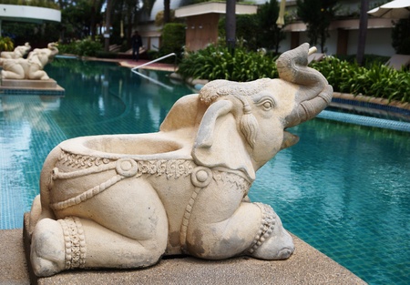 elephant statue near poolのeditorial素材
