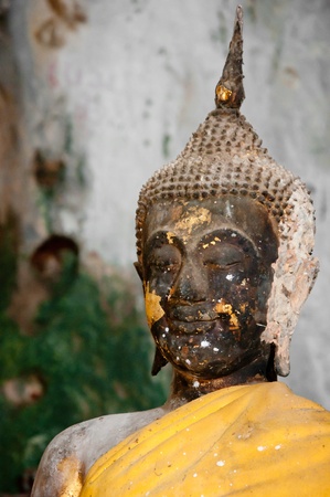 ancient buddha statue in yala cave temple, thailandの写真素材