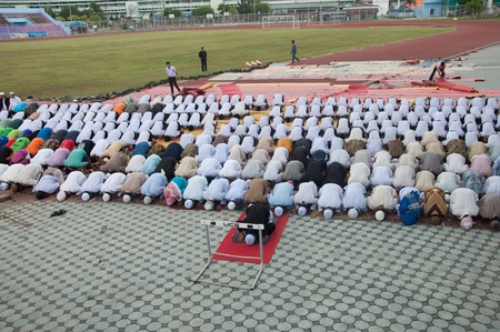 YALA, THAILAND - OCTOBER 29:Unidentified yala Musim men pray for Allah for ceremony in pray for Allah Islamic God ceremony on Oct 23, 2011 at Yala Institute of physical education, Thailandのeditorial素材