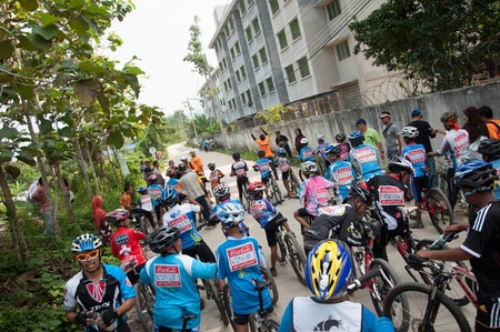 YALA, THAILAND - APRIL 1: Unidentified boy waits on his mountain bike for race in Krongpinang Mountain Bike Racing on Apr 1, 2012 at  Yala Krongpinang district office, Thailandのeditorial素材