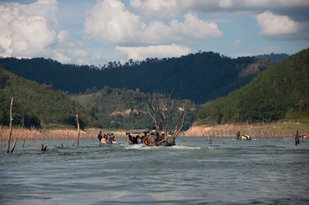YALA, THAILAND-SEPTEMBER 21: Unidentified Tourists on the boat travel in balahala lake on Sep 21, 2011 at Yala Balahala Forest, Thailand - Balahala forest is most perfectly forest in South of Thailandのeditorial素材