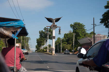 KRABI, THAILAND - OCTOBER 27: Eagle Statue traffic light on the road is one of famous symbol of Krabi Province on 27 Oct, 2012 at Muang Krabi, Thailandのeditorial素材