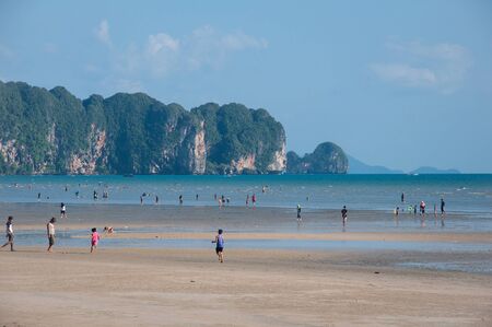 KRABI, THAILAND - OCTOBER 27: Many Tourists come to play and relax in Nang Bay beach on 27 Oct, 2012 at Krabi Nang Bay, Thailandのeditorial素材
