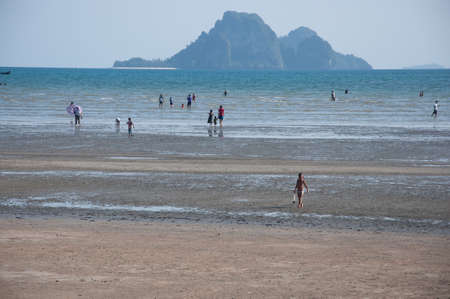 KRABI, THAILAND - OCTOBER 27: Many Tourists come to play and relax in Nang Bay beach on 27 Oct, 2012 at Krabi Nang Bay, Thailandのeditorial素材