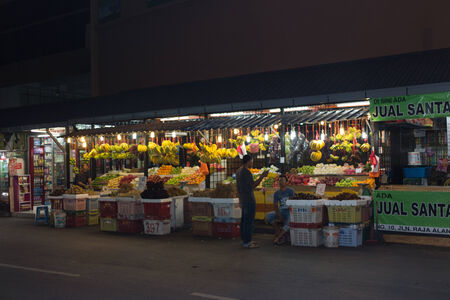 KUALA LUMPUR, MALAYSIA - SEP 27: Fruits Market in Kuala Lumpur at night on September 27, 2013 in Kuala Lumpur, Malaysia.のeditorial素材