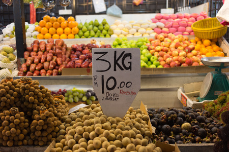 KUALA LUMPUR, MALAYSIA - SEP 27: Fruits Market in Kuala Lumpur at night on September 27, 2013 in Kuala Lumpur, Malaysia.のeditorial素材