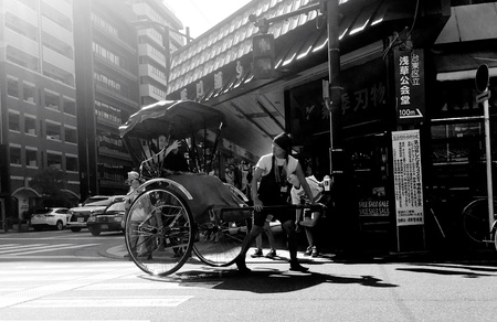 Man pulling the Japanese Traditional Rickshaw in Asakusa Cityの素材