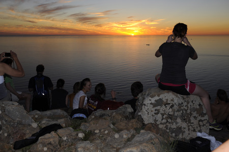 every full moon, locals and tourists gather on top of Lions head to watch sunset and moon riseのeditorial素材