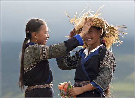 Watch MU CHAI, LAO CAI, VIETNAM - September 26, 2010: Hmong woman dùng a fan to clean grain after rice harvestのeditorial素材