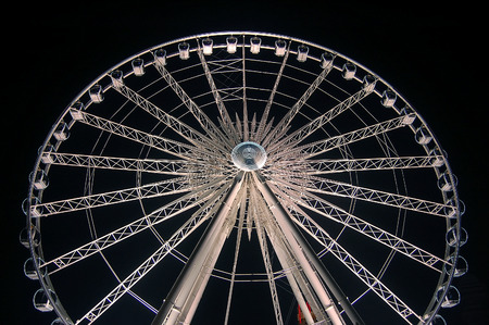 A night picture of an illuminated ferry wheelの写真素材