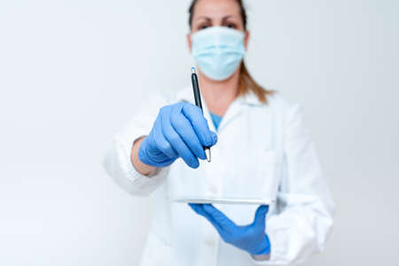 Demonstrating Medical Technology Presenting New Scientific Discovery Laboratory Presentations Science Discussions Wearing Occupation Workwear Protective Gearsの写真素材