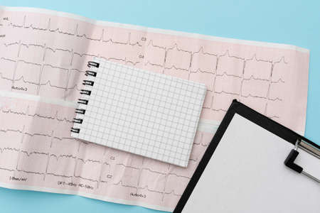 Reading Graph Writing Important Medical Notes Test Result Analysis Disease Illness Infection Prevention Scientific Studies Treatment Plans Cardiogram Tests Resultsの写真素材