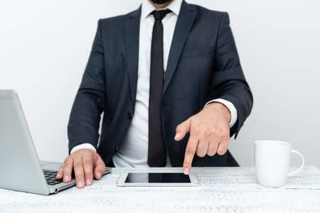 Remote Office Work Online Smartphone Voice Video Calling Discussing Important Ideas Job Interview Ideas Global Connectivity Communications Giving Advice Lecturesの写真素材