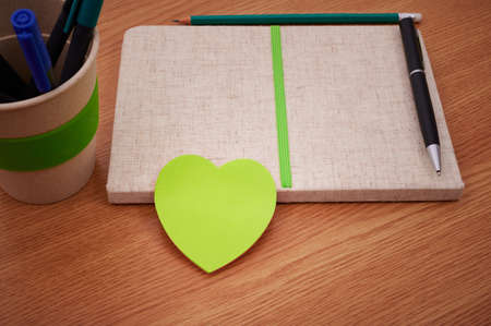 Plain Blank Open Notebooks With Stack Of Pens Inside Container Placed On Top Of A Table. Simple Empty Lined Notepads Beside A Holder Of Colorful Ballpens On A Desk.の写真素材