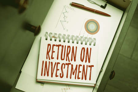 Hand writing sign Return On Investment. Word for performance measure used evaluate efficiency of investment Thinking New Bright Ideas Renewing Creativity And Inspirationの写真素材