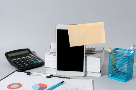 Mobile Phone Screen With Important Ideas On It And Note Sticked On It On Desk With Calculator And Books. Cellphone With Crutial Informations And Memo Attached To It.の写真素材