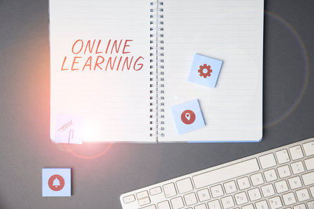 Writing displaying text Online Learning. Word Written on Larning with the assistance of the Internet and a computerの写真素材