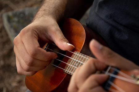 man playing the ukuleleの写真素材