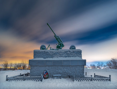 Abram-Mys (Murmansk), Russia - 01 02 2018: Memorial to the Soldiers of the 1st Air Defence Corps surmounted by an anti-aircraft gun and covered in snowのeditorial素材