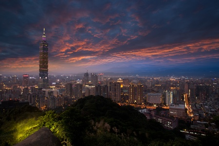 A view to a beautiful and a clear evening, looking at Taipei-101 and Taipei City from a popular mountain park--Elephant Mountain, Taipei, Taiwan の写真素材