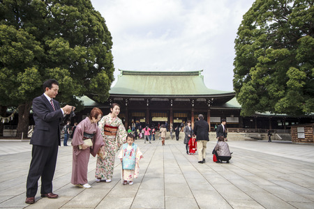 TOKYO, JAPAN - NOVEMBER 5: Visitor in Tokyo, Japan on November 5, 2014. Visitor dresses up a traditional dree at Meiji-jingu shrine near Harajukuのeditorial素材