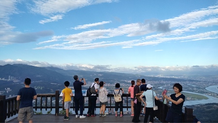 Guanyin Mountain, New Taipei City - JULY 17, 2018: Guanyin Peak Tough Guys Beautiful Mountain and River View, Taiwanのeditorial素材