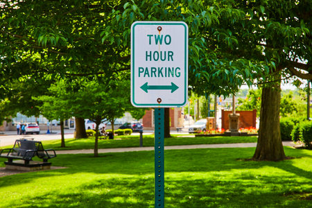 Green Two Hour Parking sign in front of Public Square park in Mount Vernonの写真素材