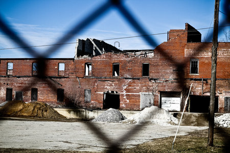 Abandoned Red Brick Factory Behind Chain-link Fence in Pierceton, Indianaの写真素材
