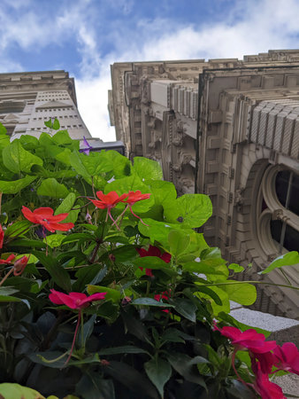Vibrant Urban Garden and Chicago Architectureの写真素材