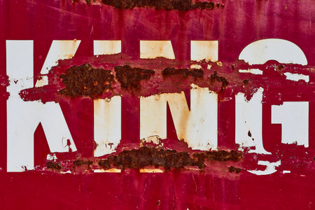 Rusted KING Text on Corroded Red Metal Surface, Close-Upの写真素材