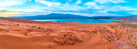 Aerial Red Sand Dunes Desert Lake Motion Panorama Sand Hollow Utahの写真素材