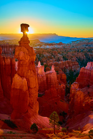 Thors Hammer Sunrise Golden Hour Bryce Canyon Hoodoos and Sunburstの写真素材